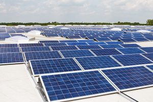 800px-Photovoltaik_Dachanlage_Hannover_-_Schwarze_Heide_-_1_MW