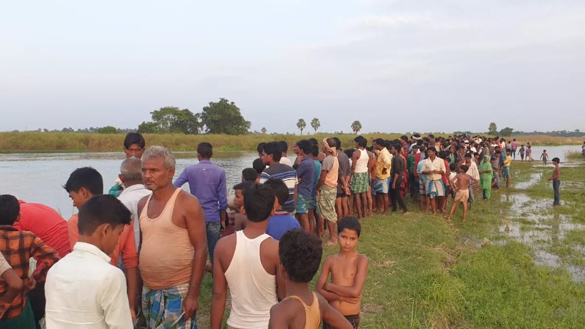 15_10_2022-boat_capsizes_in_barandi_river_23142509