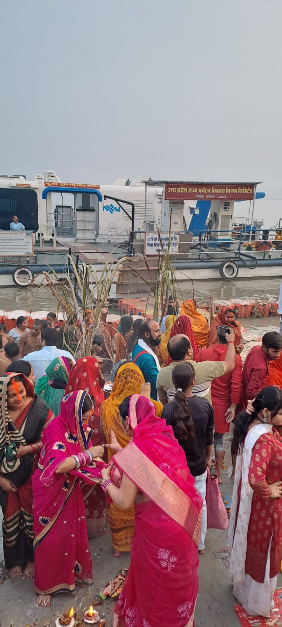 कांच ही बांस के बहंगीयां, बहँगी लचकत जाय… गीत गाती छठ व्रती महिलाओ ने दिया उदयागामी सूर्य को अर्घ्य